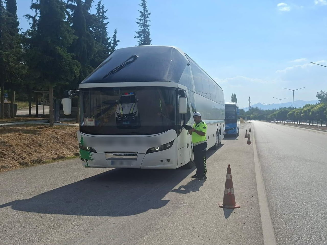 BURDUR’DA İL EMNİYET MÜDÜRLÜĞÜ TRAFİK EKİPLERİ TARAFINDAN ŞEHİRLERARASI YOLCU TAŞIYAN OTOBÜSLERE...