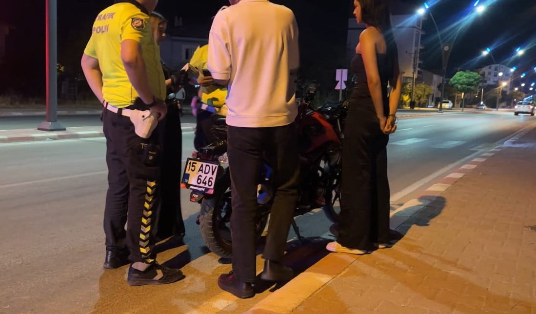 BURDUR’DA MOTOSİKLET SÜRÜCÜSÜNÜN DİREKSİYON HAKİMİYETİNİ KAYBETMESİ SONUCU MEYDANA GELEN KAZADA...