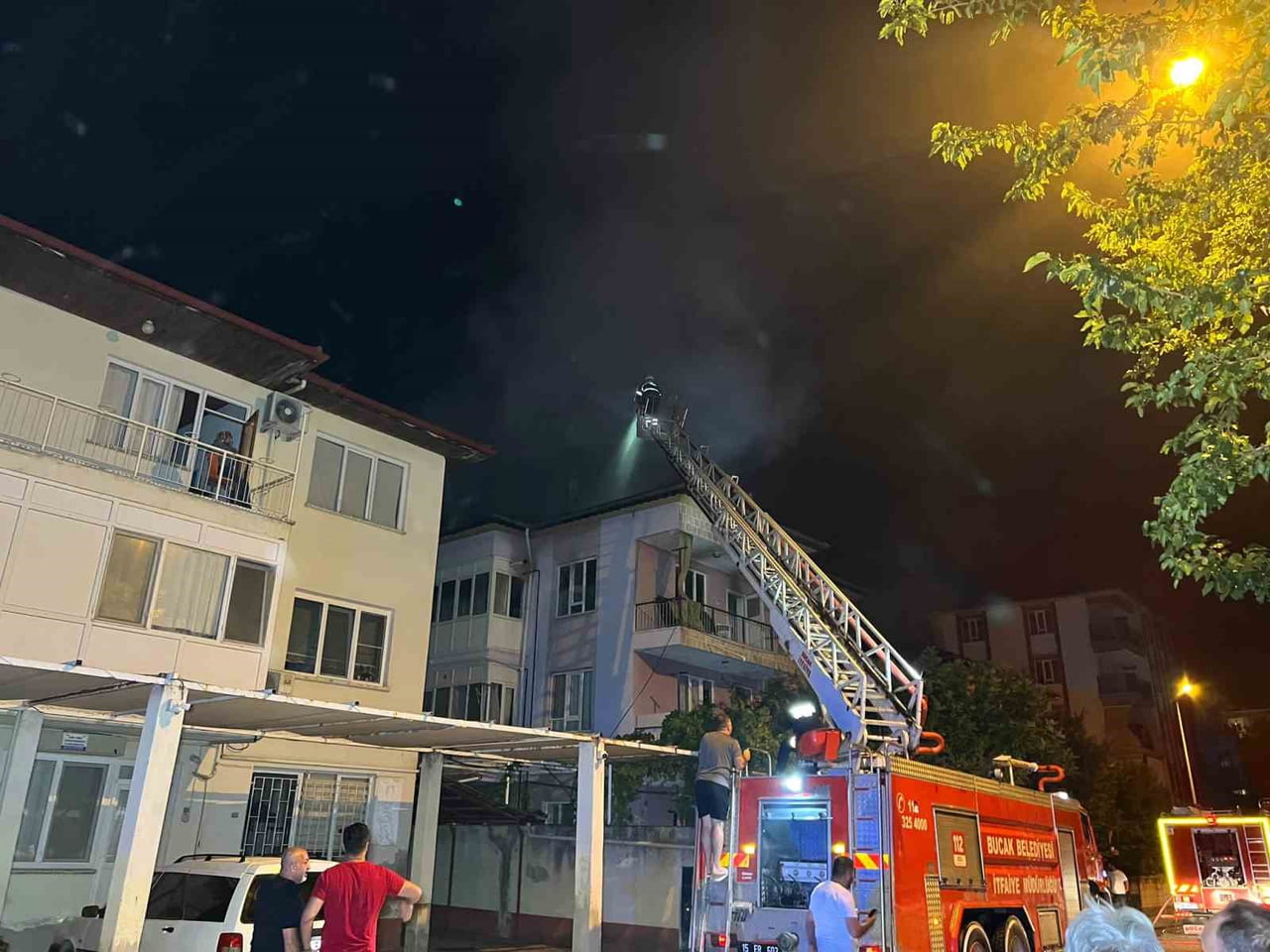 BURDUR’UN BUCAK İLÇESİNDE 3 KATLI BİNANIN SON KATINDA ÇIKAN YANGIN, İTFAİYE EKİPLERİNİN...