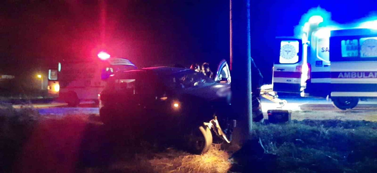BURDUR’UN BUCAK İLÇESİNDE KONTROLDEN ÇIKAN OTOMOBİLİN ELEKTRİK DİREĞİNE ÇARPMASI SONUCU MEYDANA...
