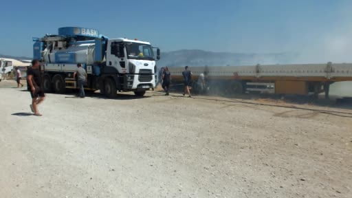 Burhaniye’de çıkan ot yangınına vatandaşlarda müdahale etti
