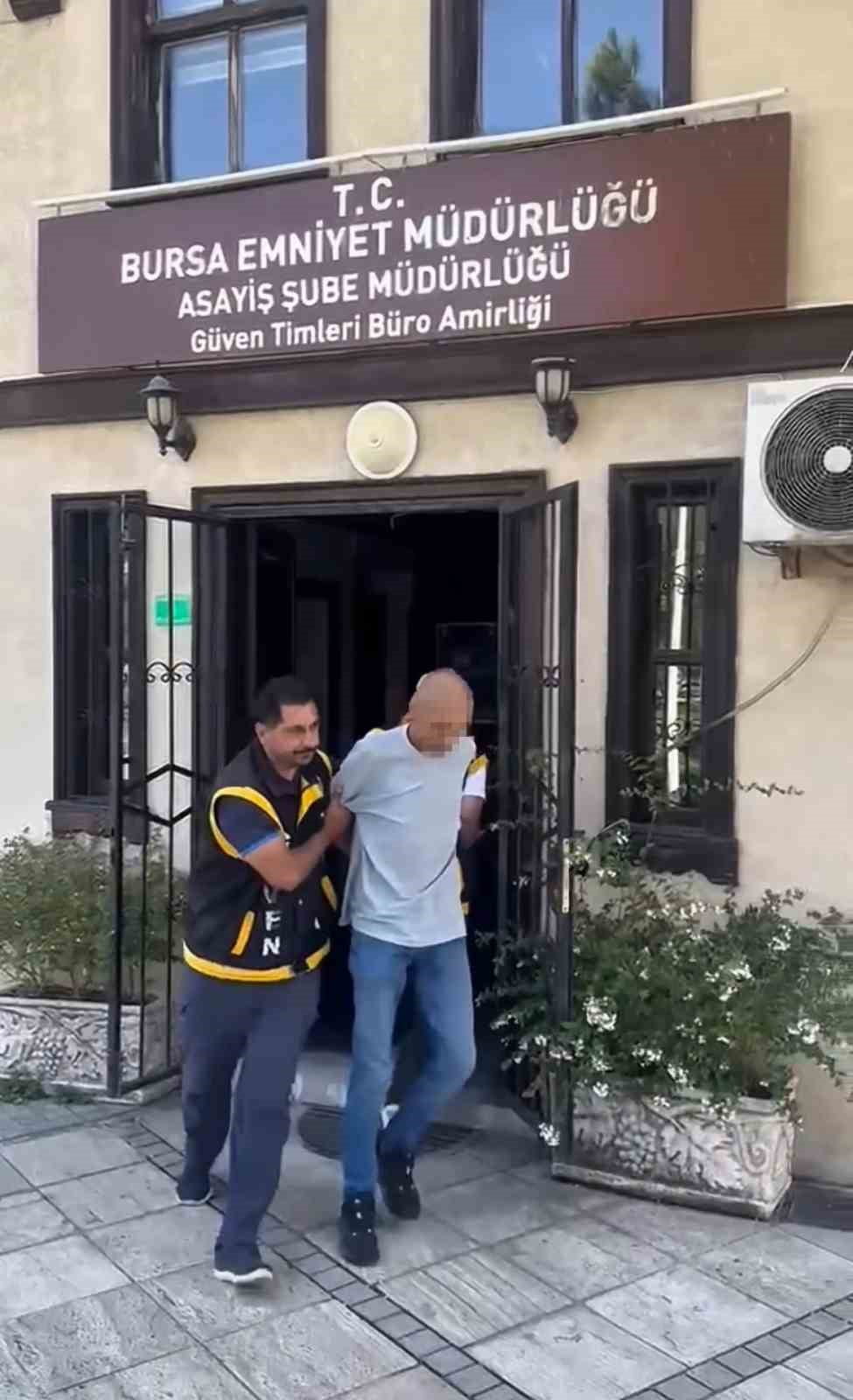 BURSA'DA  20 YIL 8 AY 9 GÜN KESİNLEŞMİŞ HAPİS CEZASIYLA ARANAN 28 YAŞINDAKİ A.T., POLİSTEN...