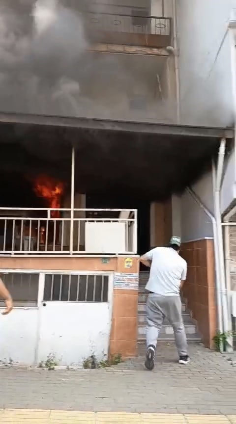 BURSA'DA 4 KATLI EVİN GİRİŞ KATINDA ÇIKAN YANGINA İLK MÜDAHALEYİ VATANDAŞLAR YAPTI