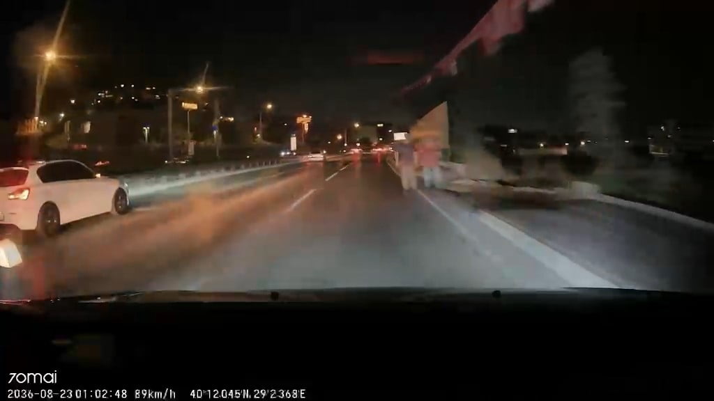 BURSA'DA ANA ARTERDE SEYİR HALİNDEKİ OTOMOBİL, YOLDA YÜRÜYEN YAYAYA ÇARPTI. KAZADAN SONRA YAYA...