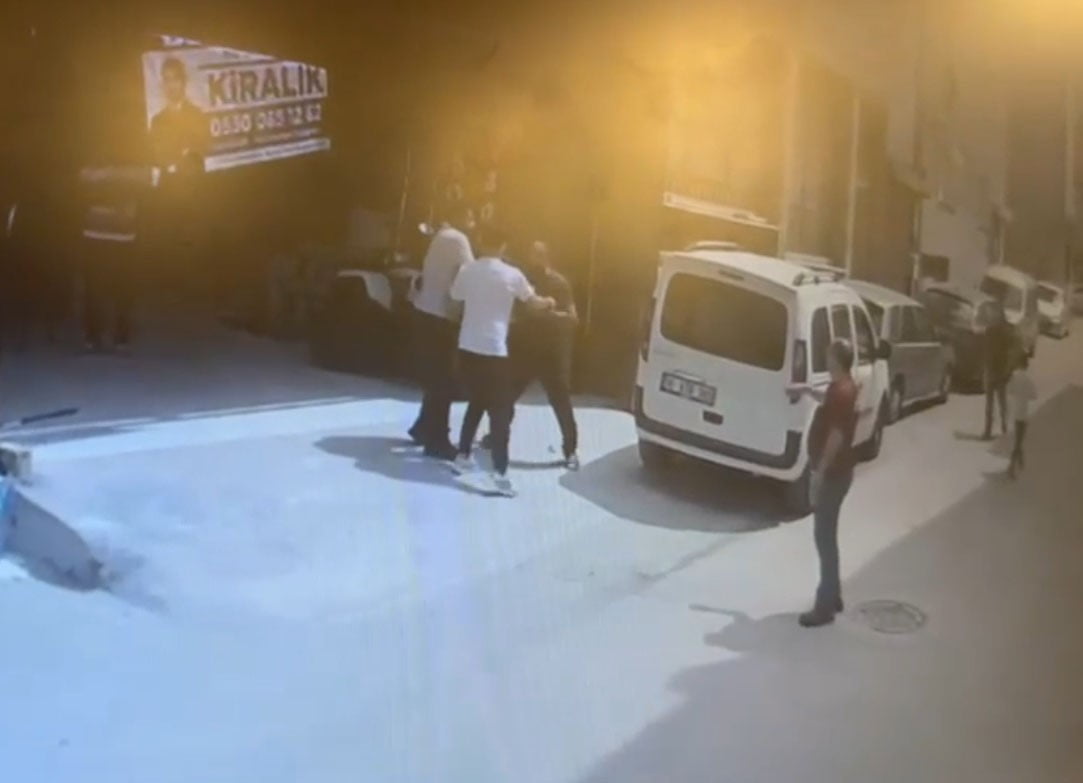 BURSA'DA BİR DÜKKAN NEDENİYLE AKRABALAR ARASINDA ÇIKAN TARTIŞMA KISA SÜREDE KAVGAYA DÖNÜŞTÜ....