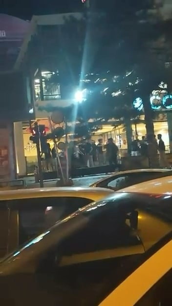 BURSA'DA BİR KAFE ÖNÜNDE İKİ GRUP ARASINDA HENÜZ BİLİNMEYEN BİR SEBEPTEN DOLAYI KAVGA ÇIKTI. O...