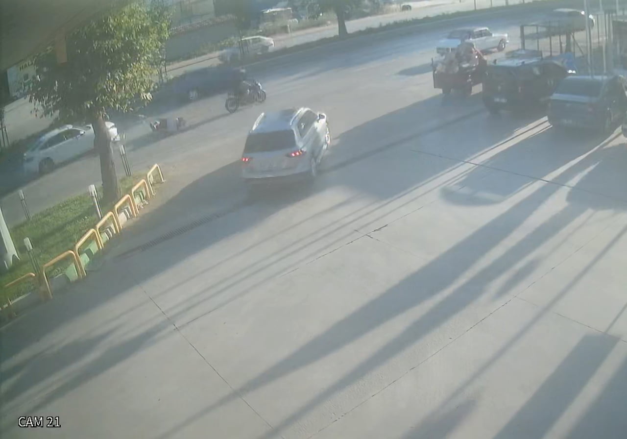 BURSA'DA DİREKSİYON HAKİMİYETİNİ KAYBEDEN MOTOSİKLET SÜRÜCÜSÜ, AYNI İSTİKAMETTE SEYREDEN OTOMOBİLE...