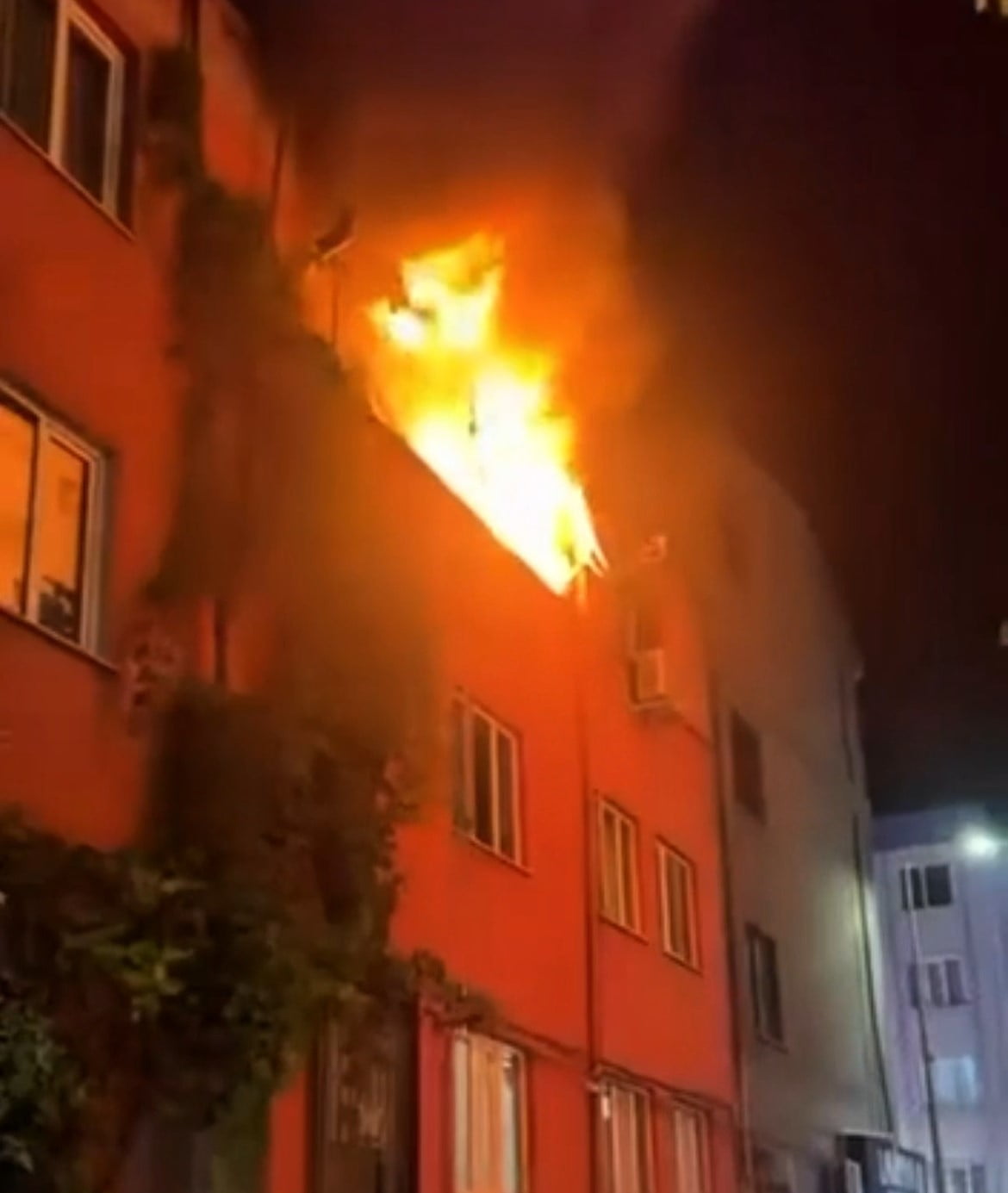 BURSA'DA EŞİNİN EVİ TERK ETMESİ SEBEBİYLE ALKOL ALAN GENÇ ADAMIN KOLTUKTA UNUTTUĞU SİGARA YANGINA...