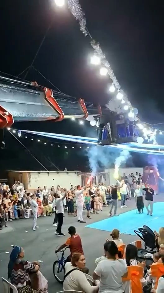 BURSA'DA GELİN İLE DAMAT, SAHNEYE VİNÇ İLE İNDİ. KATILIMCILAR ŞAŞKINLIK YAŞARKEN, O ANLAR AMATÖR...