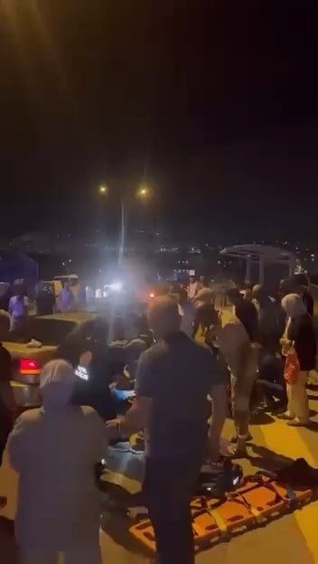 BURSA'DA İDDİAYA GÖRE DİREKSİYON HAKİMİYETİNİ KAYBEDEN EHLİYETSİZ SÜRÜCÜ, ORTA REFÜJÜ AŞARAK KARŞI...