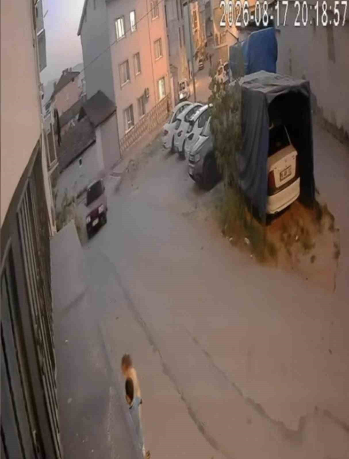 BURSA'DA İKİ ÇOCUK SOKAKTA OYUN OYNADIĞI SIRADA BİR OTOMOBİLİN DRİFT YAPARAK SOKAĞA GİRMESİ...