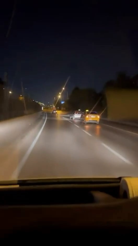 BURSA'DA İKİ TAKSİ ŞOFÖRÜ, HENÜZ BİLİNMEYEN BİR SEBEPTEN DOLAYI BAŞKA BİR ARACI SEYİR HALİNDE...