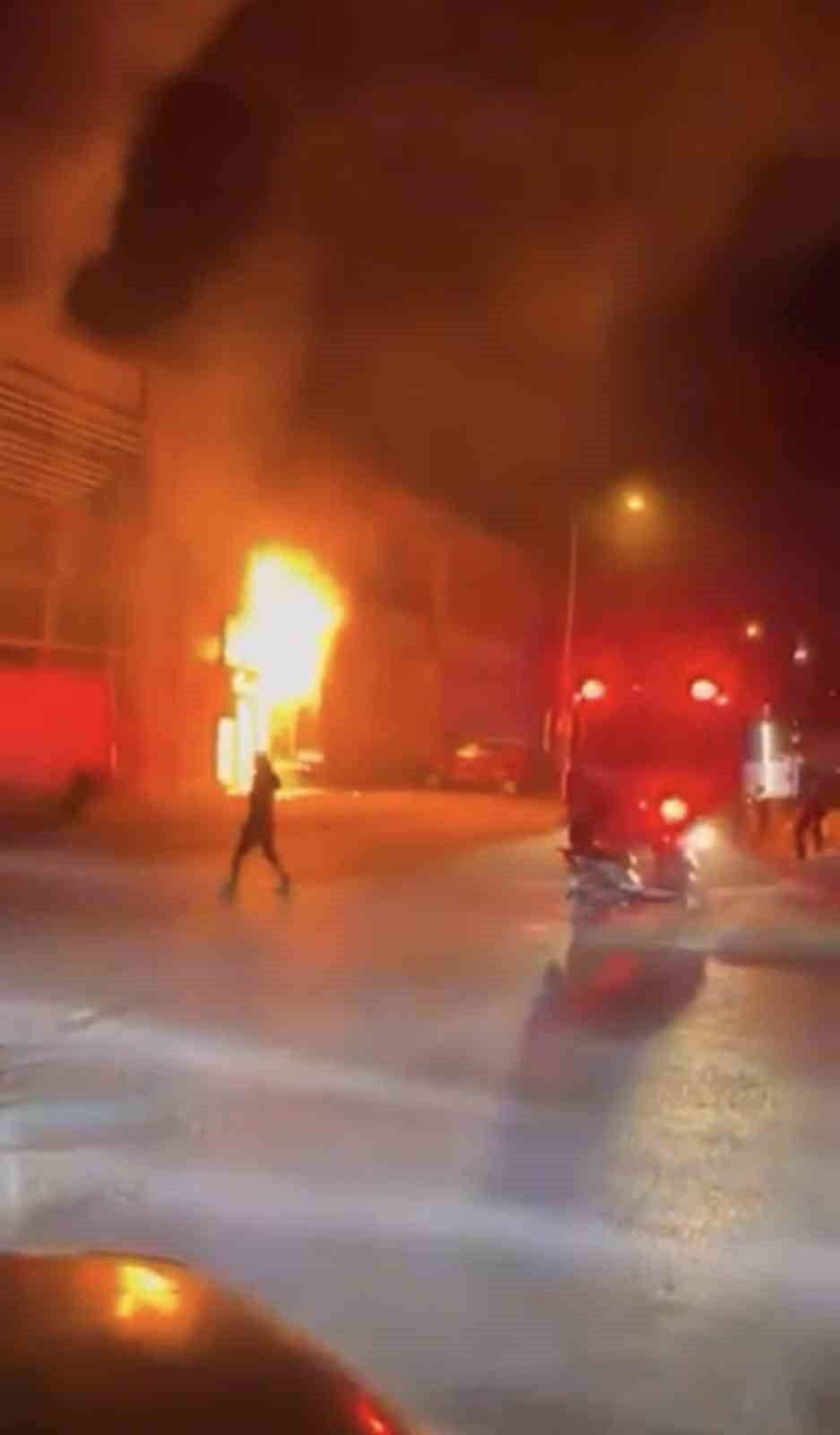 BURSA'DA İŞYERİ YANGININA MÜDAHALE EDERKEN YÜKSEKTEN DÜŞEREK YARALANAN İTFAİYE ERİ, HASTANEDE...