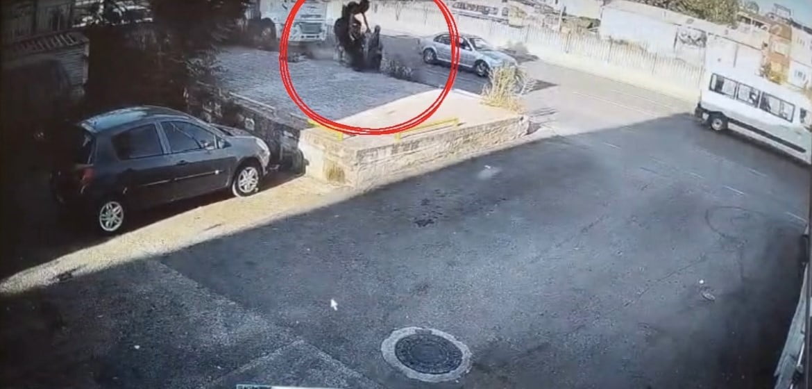 BURSA'DA KALDIRIMDA YÜRÜYEN BİR YAYA, SANİYELERLE ÖLÜMDEN KURTULDU. KONTROLDEN ÇIKAN MOTOSİKLET...