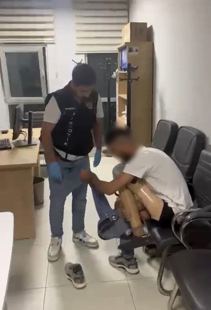 BURSA'DA NARKOTİK EKİPLERİNİN DURDURDUĞU ARAÇTA YAKALANAN ŞÜPHELİNİN, 830 GRAM METAMFETAMİNİ...