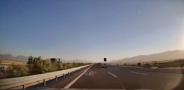 BURSA'DA OTOBANDA SEYİR HALİNDE OLAN BİR OTOMOBİLİN PORTBAGAJI, RÜZGARA DAYANAMAYARAK UÇTU. SOL...