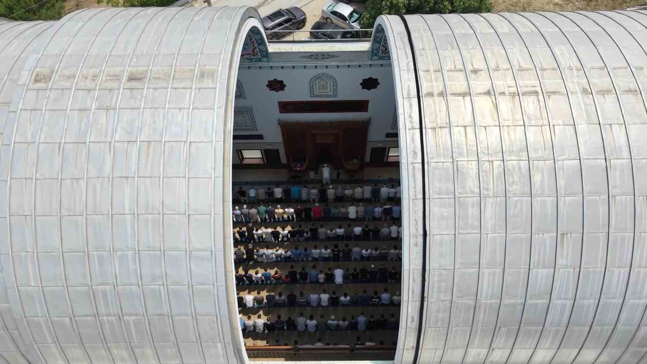 BURSA'DA OTOMOBİLLERDEKİ SUNROOF SİSTEMİNİ ANDIRAN AÇILIR-KAPANIR KUBBESİYLE DİKKAT ÇEKEN SAFA...