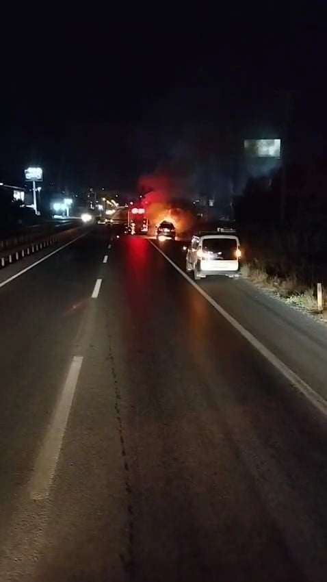 BURSA'DA SEYİR HALİNDEKİ LÜKS OTOMOBİL, HENÜZ BİLİNMEYEN BİR SEBEPTEN DOLAYI YANMAYA BAŞLADI. O...