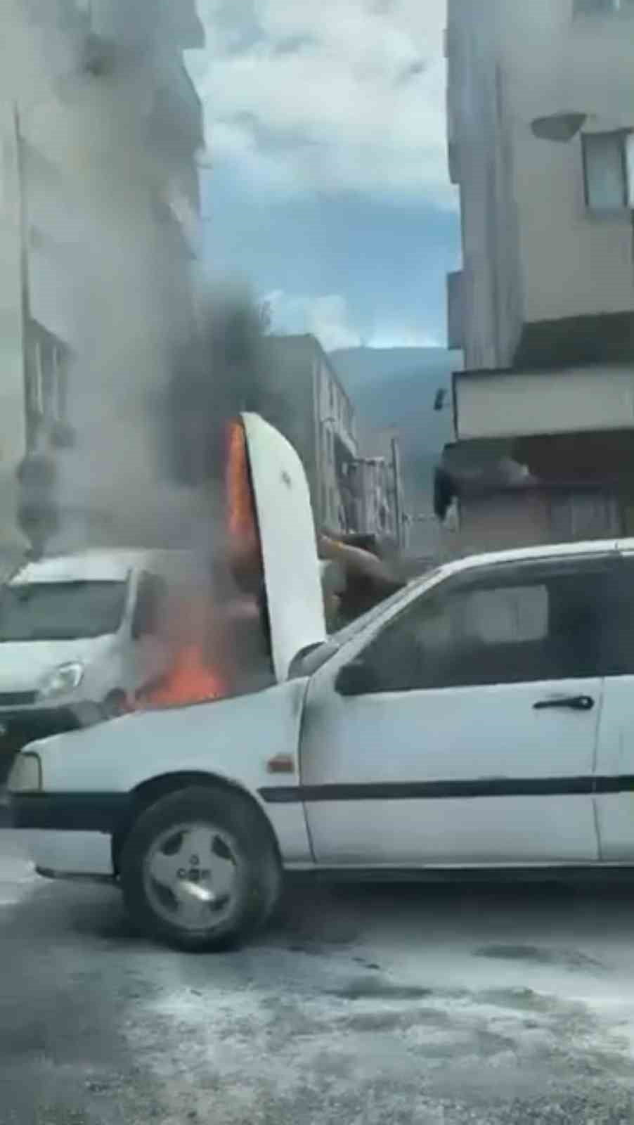 BURSA'DA SEYİR HALİNDEKİ OTOMOBİL, MOTOR KISMINDAN BİR ANDA ALEV ALDI. O ANLAR AMATÖR KAMERAYA...
