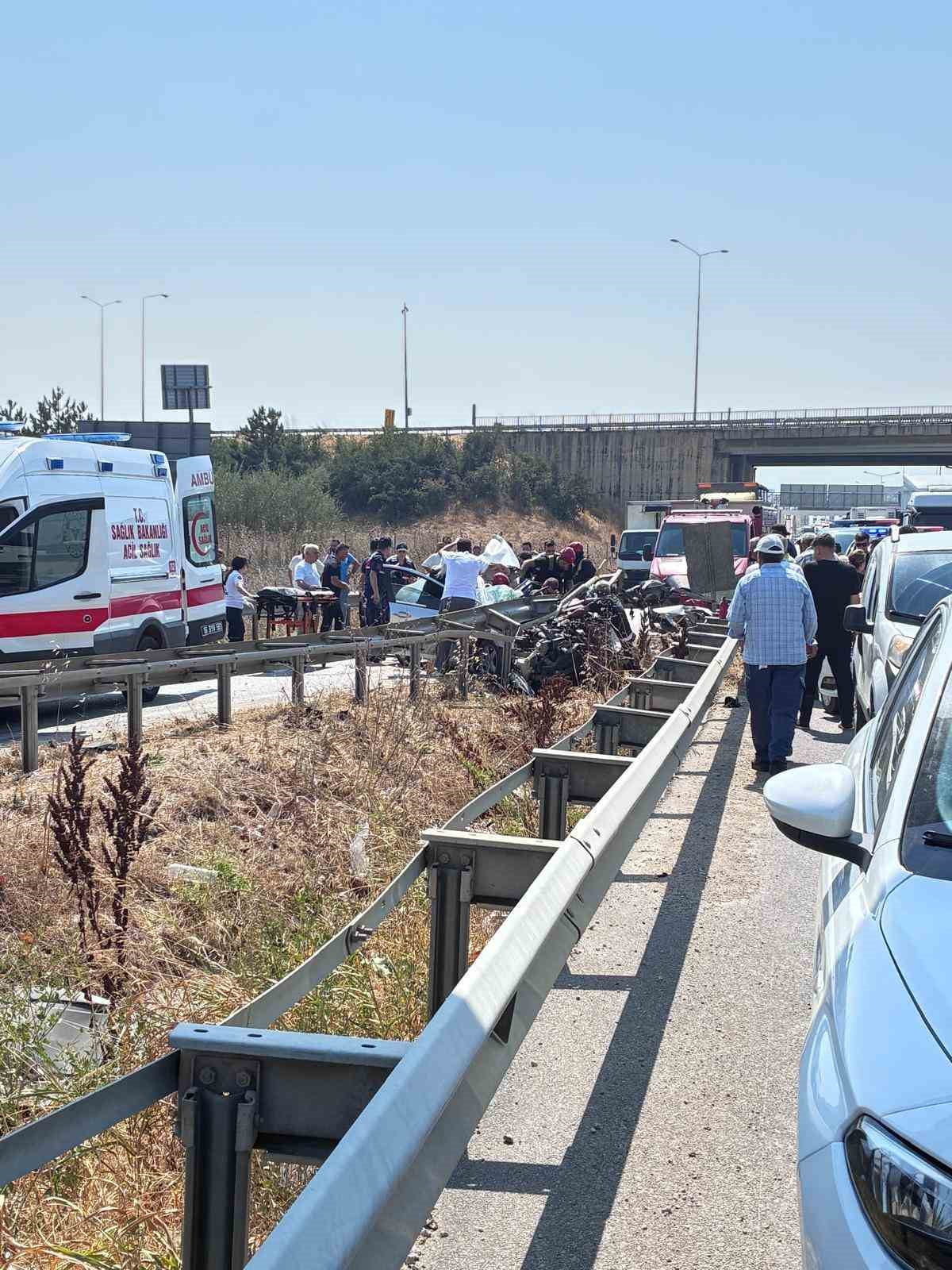BURSA'DA SÜRÜCÜSÜNÜN KONTROLÜNDEN ÇIKAN OTOMOBİL BARİYERE OK GİBİ GİRDİ. YAŞANAN KAZADA OTOMOBİL...