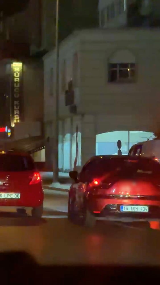 BURSA'DA TRAFİĞİN YOĞUN OLDUĞU ANA YOLDA ARKA ARKAYA MAKAS ATAN OTOMOBİL SÜRÜCÜSÜ, DİĞER ARAÇLARI...