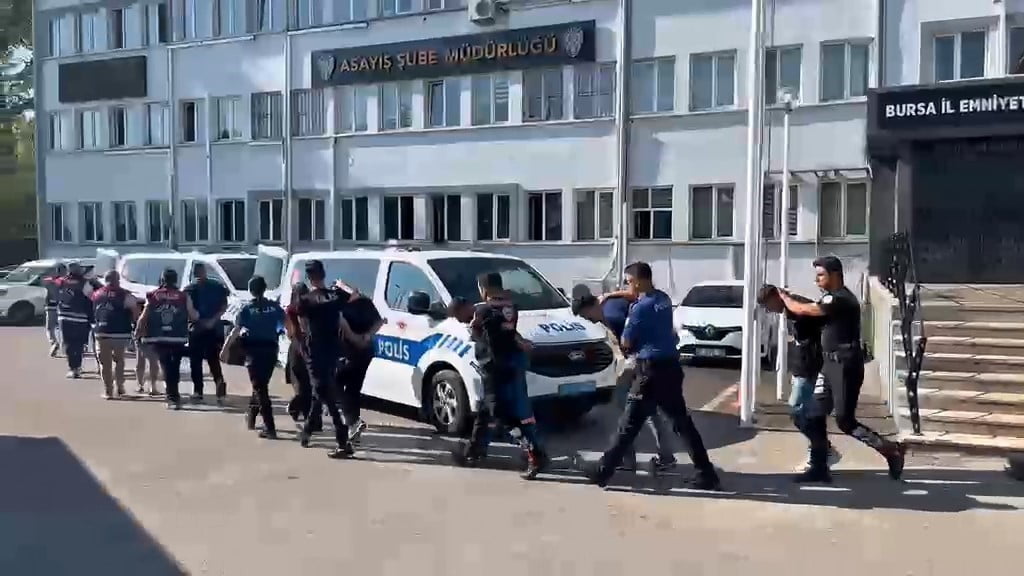 BURSA'DA VATANDAŞLARA ZORLA BANKA HESABI AÇTIRARAK BU HESAPLARI KARA PARA AKLAMA FAALİYETLERİNDE...