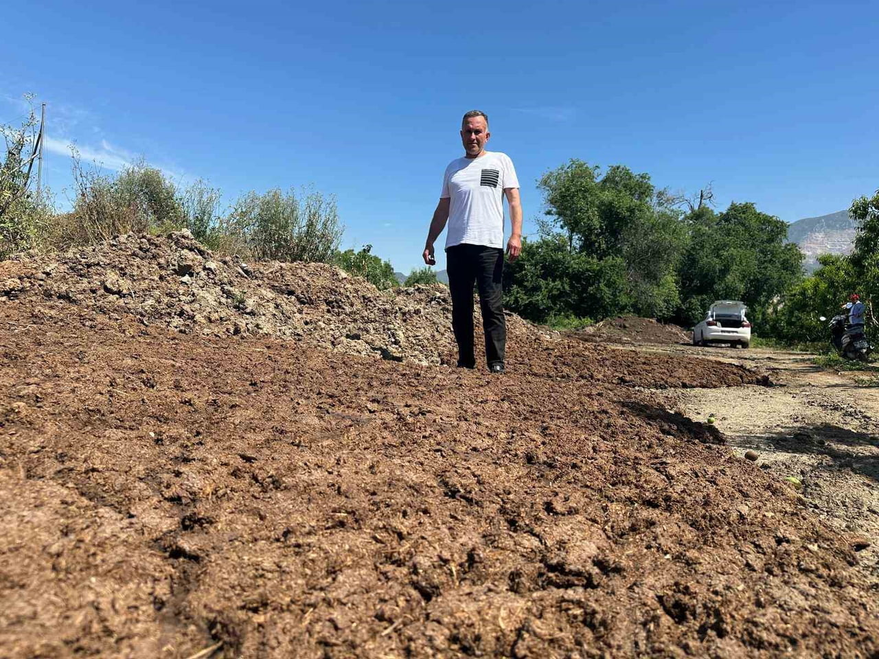 BURSA'NIN GÜRSU İLÇESİNDE MEYVE ÜRETİCİLİĞİ YAPAN MEHMET YILDIRIM, BAHÇESİNDE KİMYASAL YERİNE...