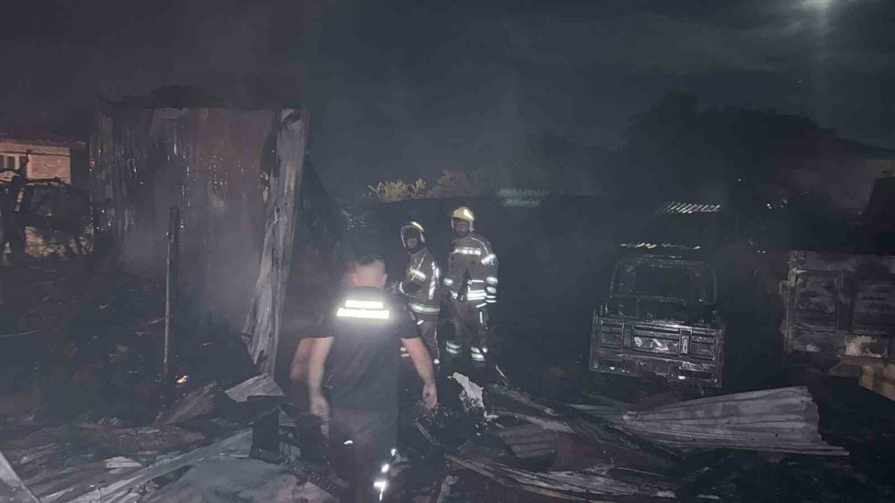 BURSA'NIN HARMANCIK İLÇESİNDE SAMANLIKTA BAŞLAYAN YANGIN, YAN TARAFINDA BULUNAN EVE SIÇRADI.
