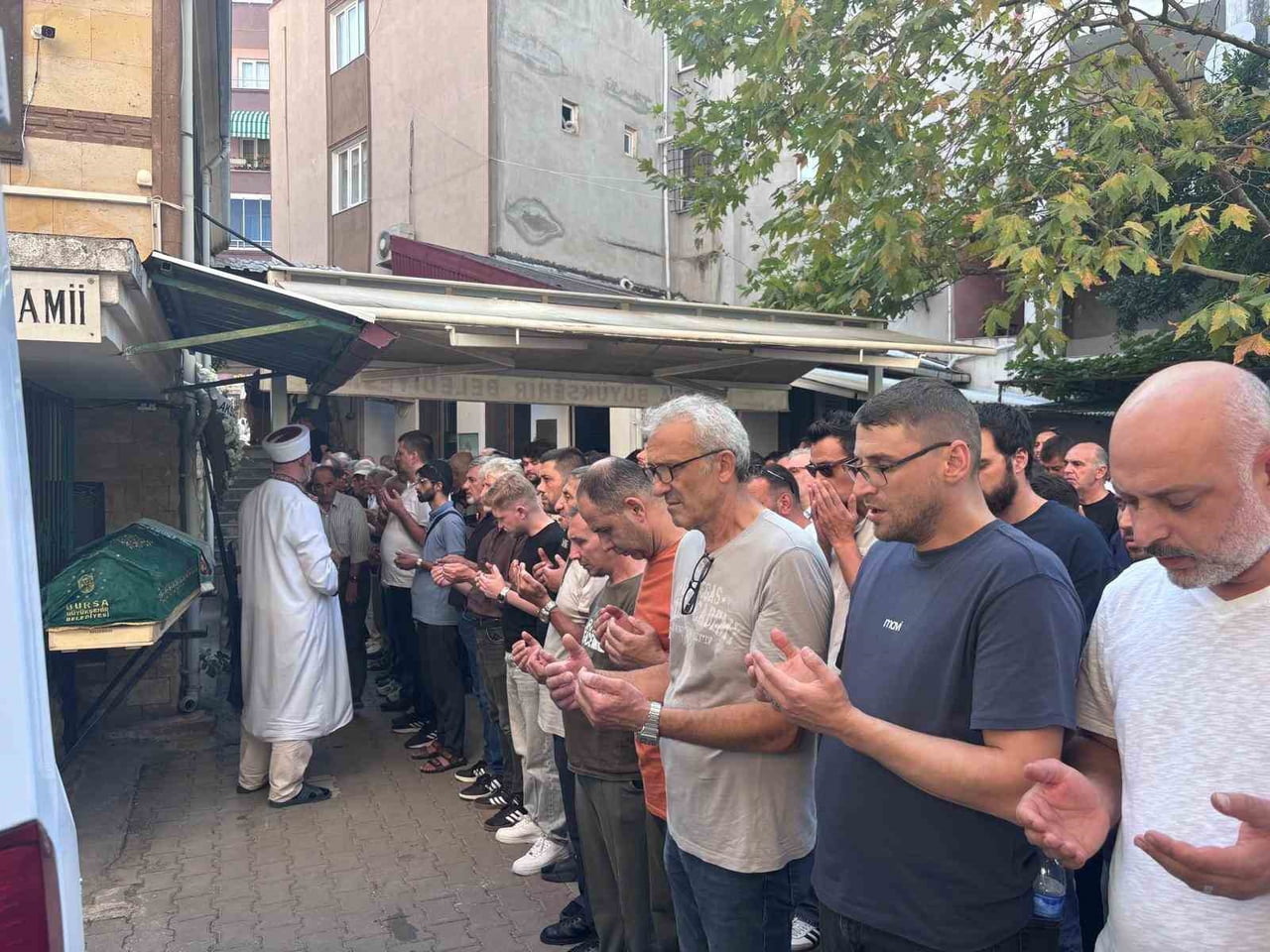 BURSA'NIN ORHANGAZİ İLÇESİNDE İZNİK GÖLÜ KIYISINDA DENGESİNİ KAYBEDEREK GÖLE DÜŞEN VE KALDIRILDIĞI...