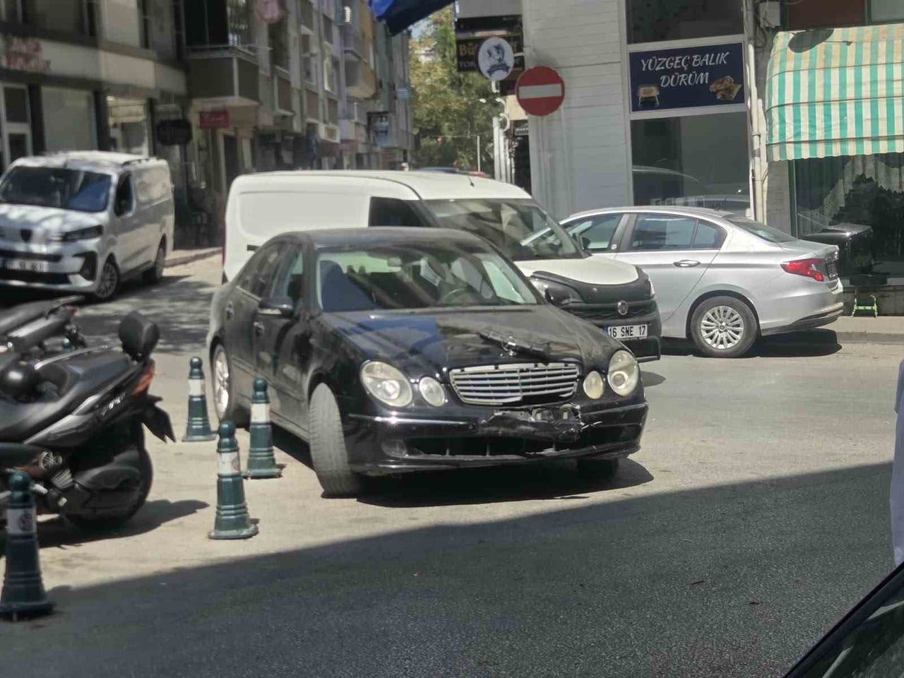 BURSA'NIN ORHANGAZİ İLÇESİNDE ŞEHİR MERKEZİNDE MEYDANA GELEN TRAFİK KAZASINDA MOTOSİKLET İLE...