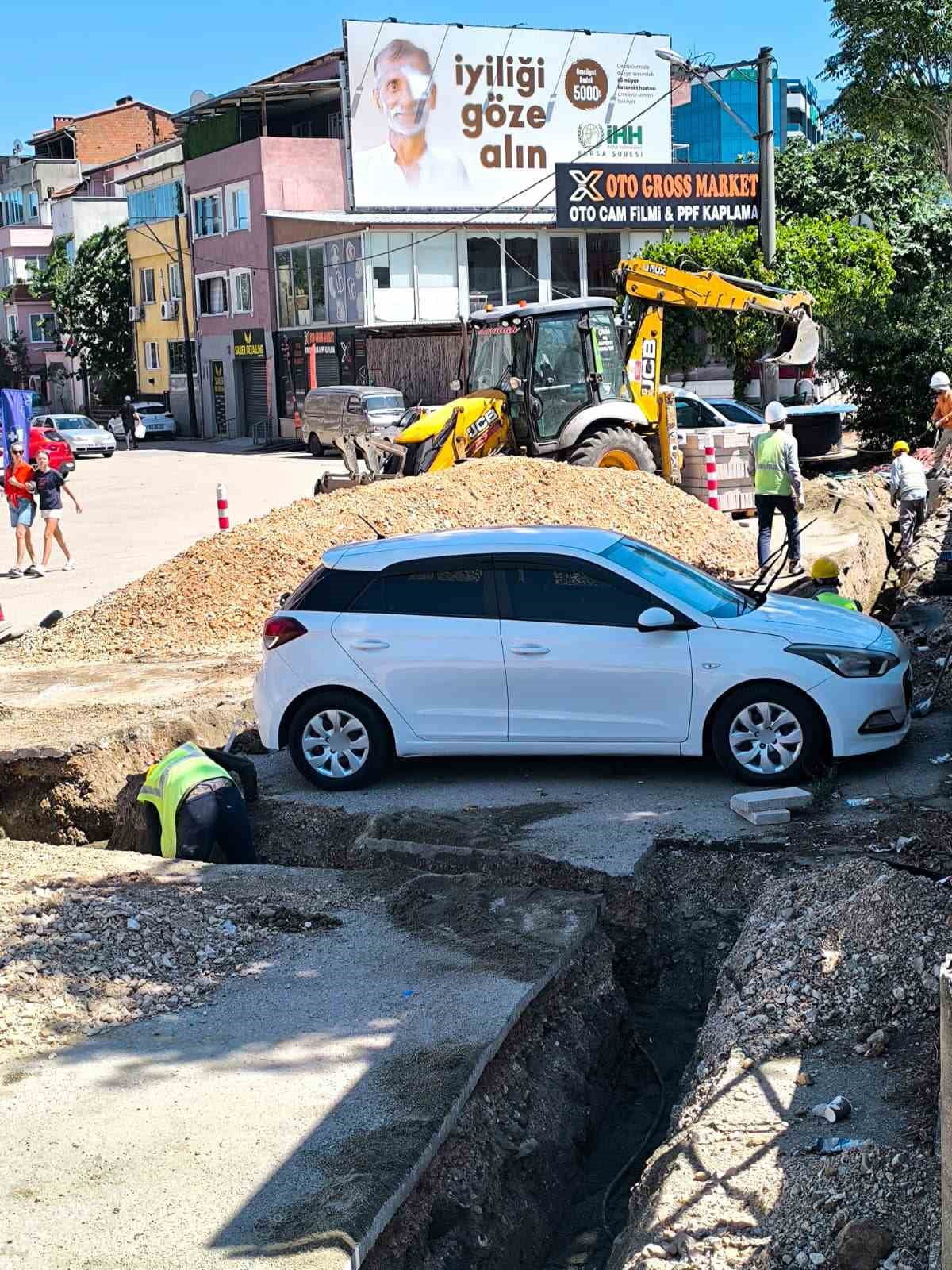 BURSA'NIN OSMANGAZİ İLÇESİNDE YER ALTI ELEKTRİK HATTI ÇALIŞMASI YAPAN UEDAŞ EKİPLERİ, PARK...