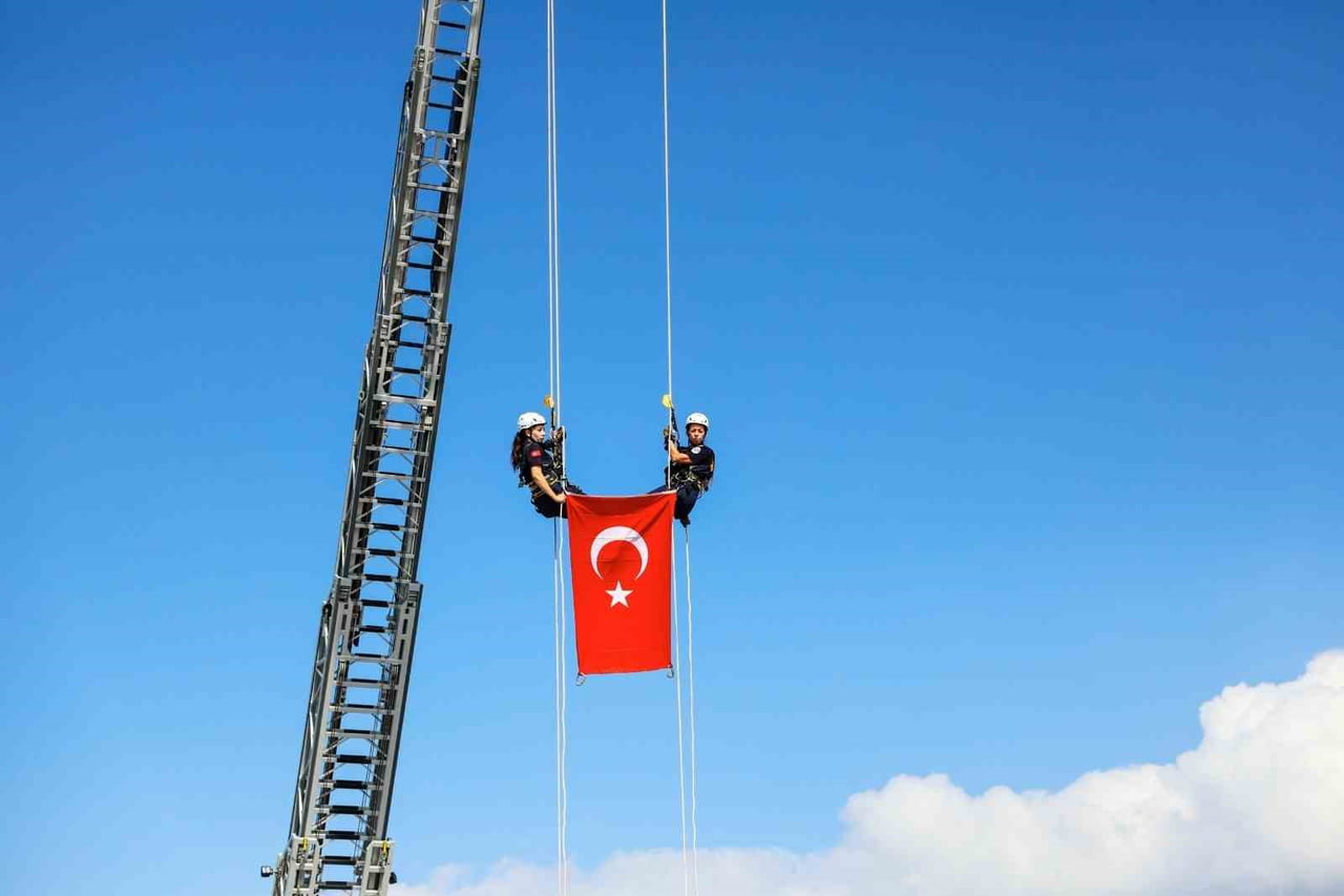 BURSA’DA 17 AĞUSTOS MARMARA DEPREMİ’NİN 27’NCİ YIL DÖNÜMÜNDE DÜZENLENEN PROGRAMDA, İTFAİYE...