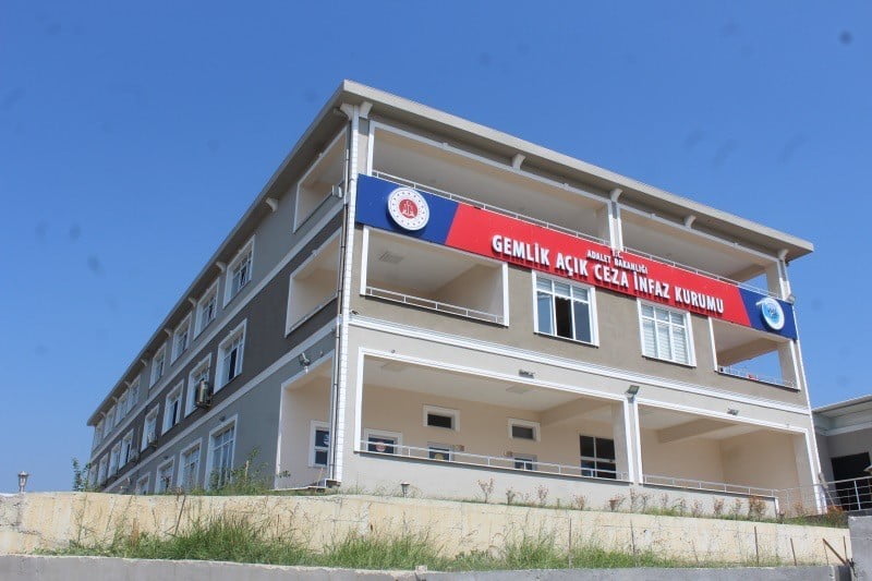 BURSA’DA ELEKTRİK AKIMINA KAPILAN FİRARİ HÜKÜMLÜ YAŞAMINI YİTİRDİ