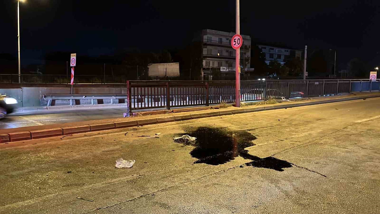 BURSA’DA İDDİAYA GÖRE MAKAS ATAN OTOMOBİL, BATÇIĞA GİRMEDEN REFÜJE ÇARPTI. ÇARPMANIN ETKİSİYLE YAN...