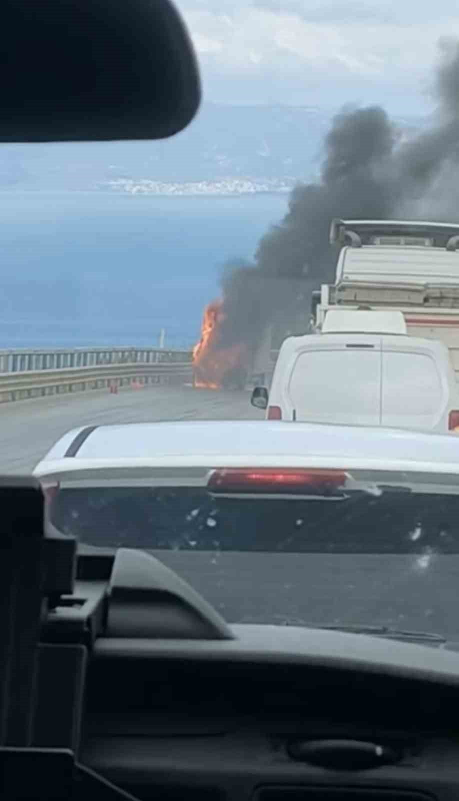 BURSA’DA KAMYONET ALEV TOPUNA DÖNDÜ