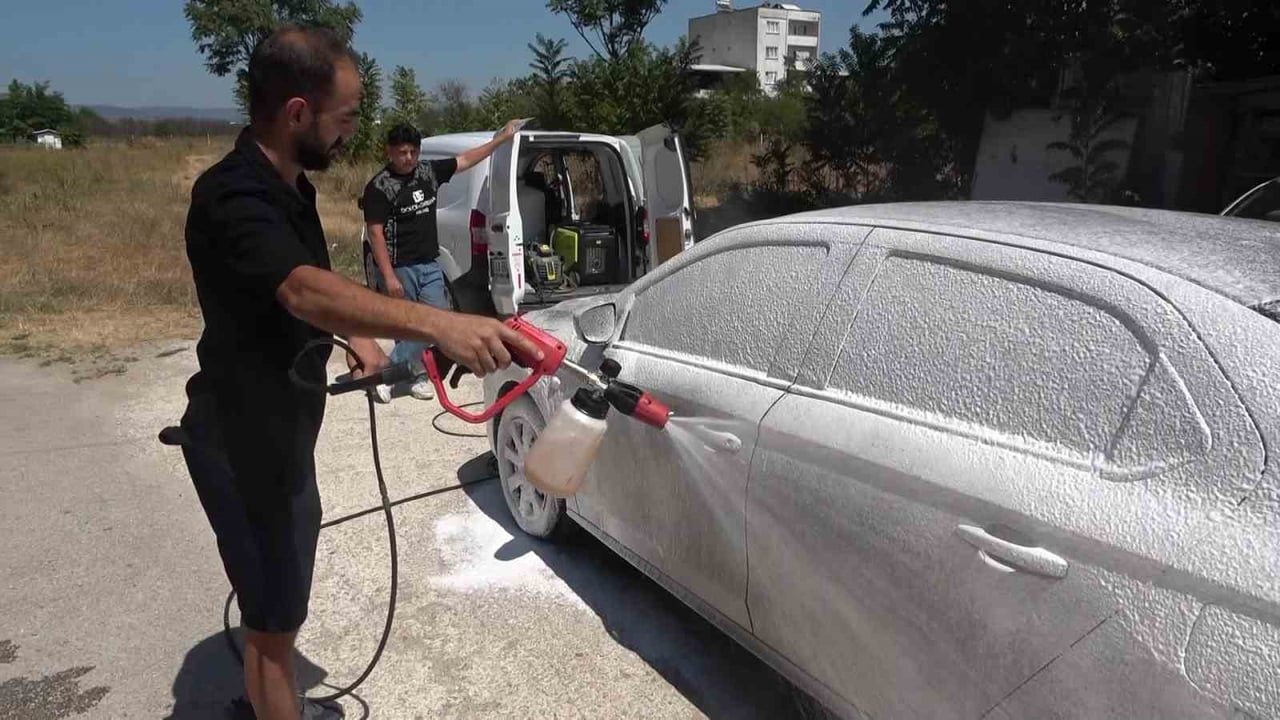 BURSA’DA MOBİL OTO YIKAMA İŞİ YAPAN TUĞRUL DELİGÖZ, SOKAKTA PARK HALİNDE GÖRDÜĞÜ KİRLİ ARAÇLARI...