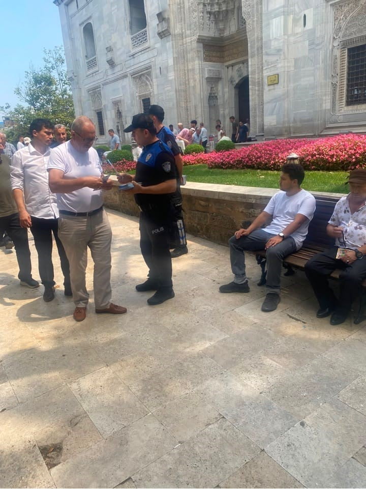 BURSA’DA POLİS EKİPLERİ, YILDIRIM İLÇESİNDEKİ YEŞİL CAMİİ’NDE CUMA NAMAZI SONRASI VATANDAŞLARLA...