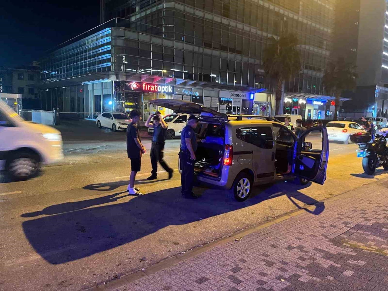 BURSA’DA POLİS EKİPLERİNCE GERÇEKLEŞTİRİLEN HUZUR UYGULAMASINDA 2 BİN 468 ŞAHSIN UYAP SORGULAMASI...