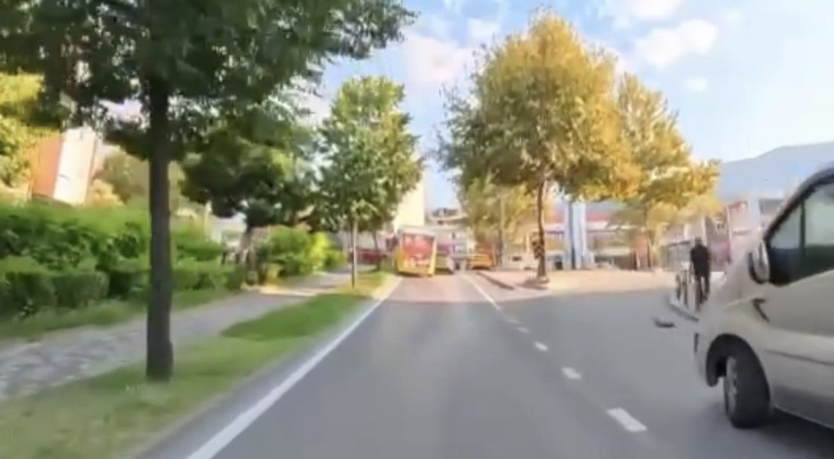 BURSA’DA SEYİR HALİNDEKİ HALK OTOBÜSÜ, SÜRÜCÜSÜNÜN KONTROLÜNDEN ÇIKARAK YOL KENARINDAKİ DİREĞE...