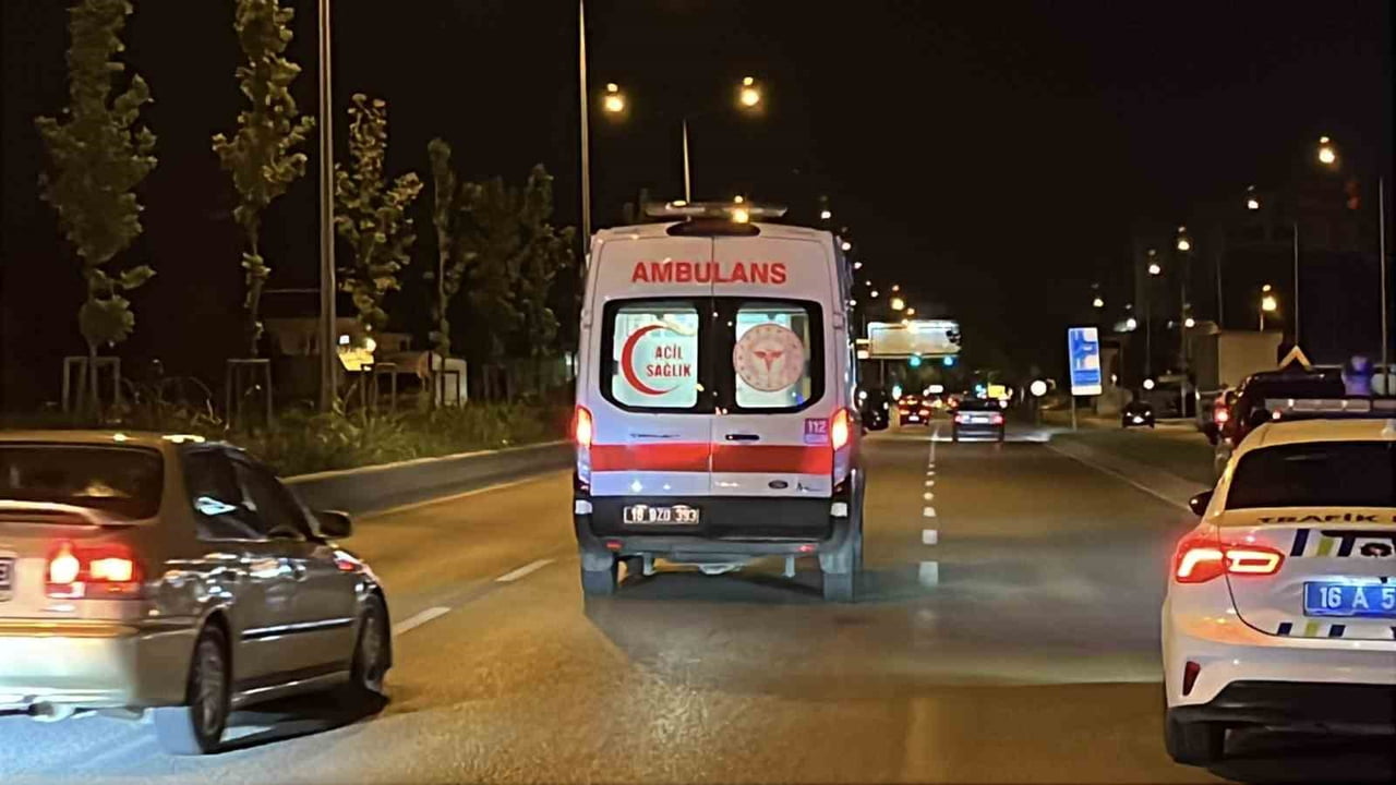 BURSA’DA TERS İSTİKAMETTEN ANA ARTERE ÇIKAN OTOMOBİL, ANA ARTERDE SEYİR HALİNDE OLAN BAŞKA BİR...