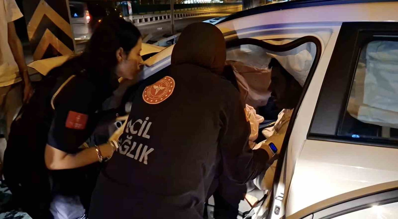 BURSA’DA YOL SEÇİMİ YAPARKEN GECİKEN SÜRÜCÜ DİREĞE ÇARPARAK YARALANDI.