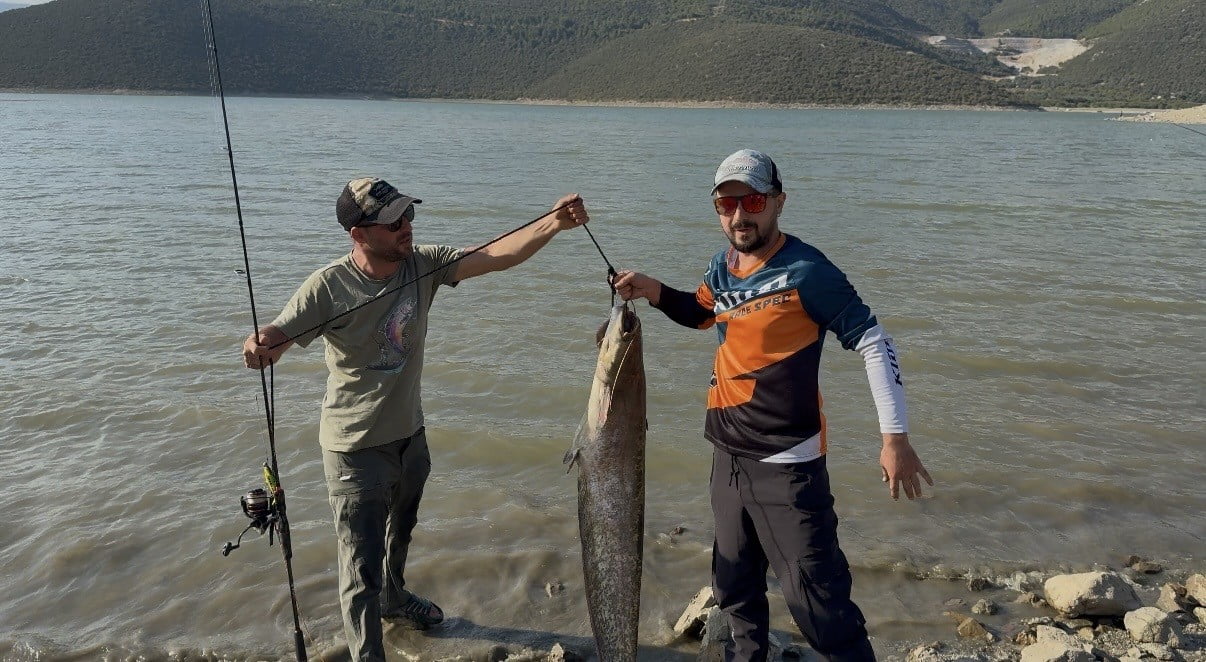BURSA GÖLBAŞI’NDA TURNA AVINA ÇIKAN SPORTİF BALIKÇILAR ALİ TÜRKAY VE ENGİN SEKMEN, OLTALARINA...