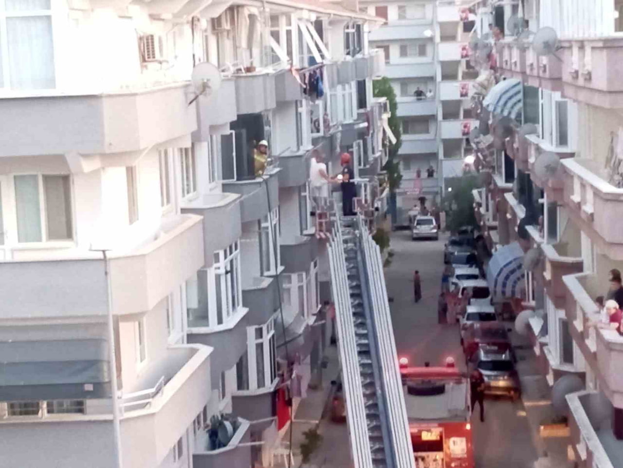 BURSA’NIN GEMLİK İLÇESİNDE BİR EVDE ÇIKAN YANGINDA MAHSUR KALAN 2 KİŞİ İTFAİYE EKİPLERİ TARAFINDAN...