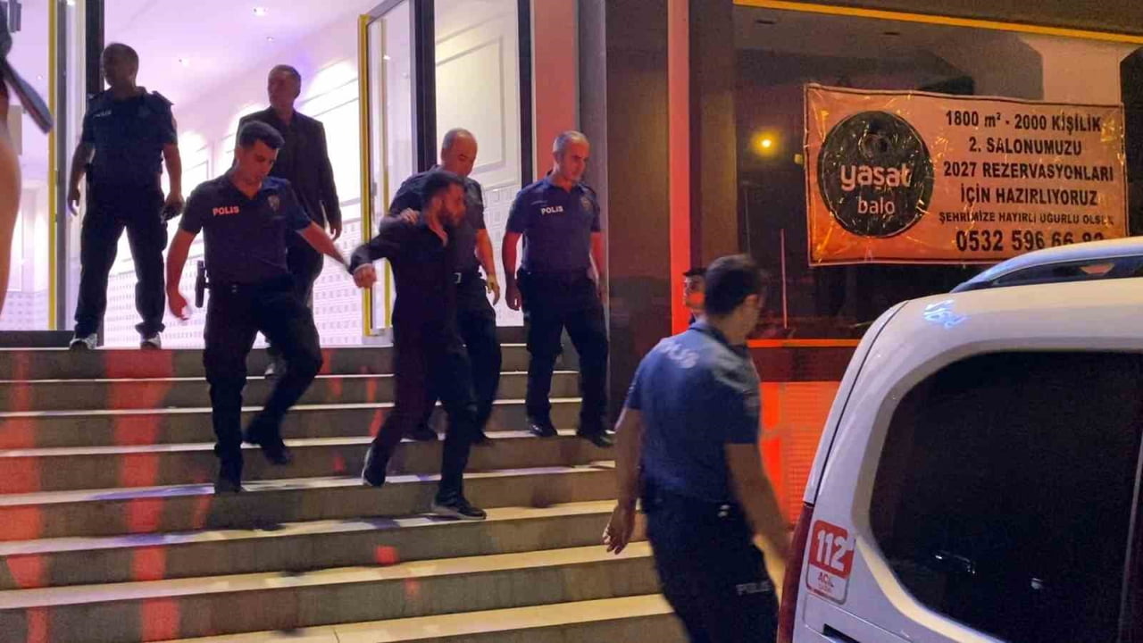 BURSA’NIN İNEGÖL İLÇESİNDE BİR DÜĞÜN SALONUNDA İKİ GRUP ARASINDA ÇIKAN KAVGA, BIÇAKLI SALDIRIYA...