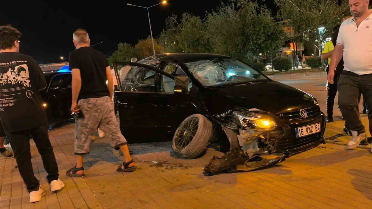BURSA’NIN İNEGÖL İLÇESİNDE KONTROLDEN ÇIKAN OTOMOBİL, KALDIRIM ÜZERİNE ÇIKARAK PARK HALİNDEKİ 2...