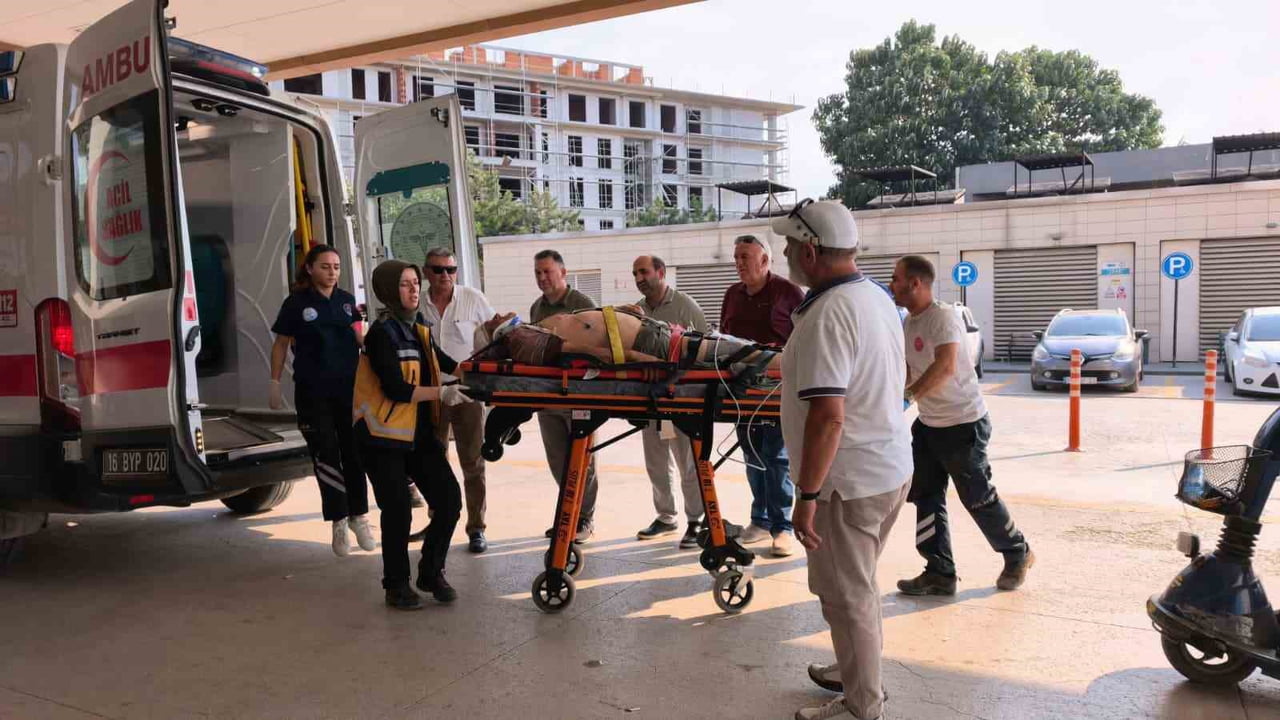 BURSA’NIN İNEGÖL İLÇESİNDE ORMANLIK ALANDA KONTROLDEN ÇIKAN TRAKTÖR, YAKLAŞIK 50 METRELİK UÇURUMA...