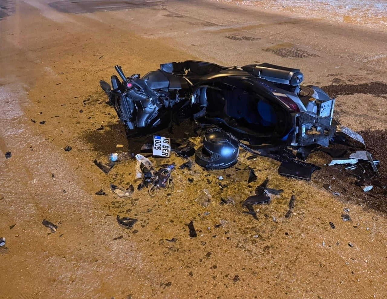 BURSA’NIN İNEGÖL İLÇESİNDE OTOMOBİL İLE MOTOSİKLETİN KAFA KAFAYA ÇARPIŞTIĞI KAZADA MOTOSİKLET...
