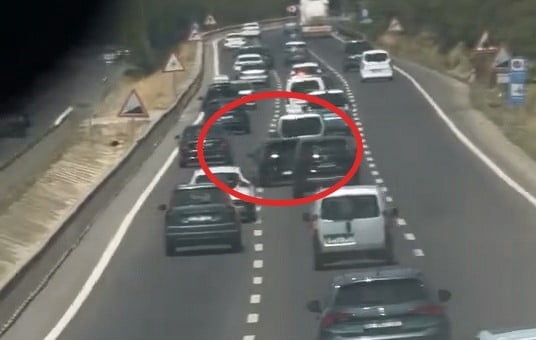 BURSA’NIN İNEGÖL İLÇESİNDE TRAFİKTE ARDI ARDINA ŞERİT DEĞİŞTİREREK MAKAS ATAN SÜRÜCÜ, AMATÖR...