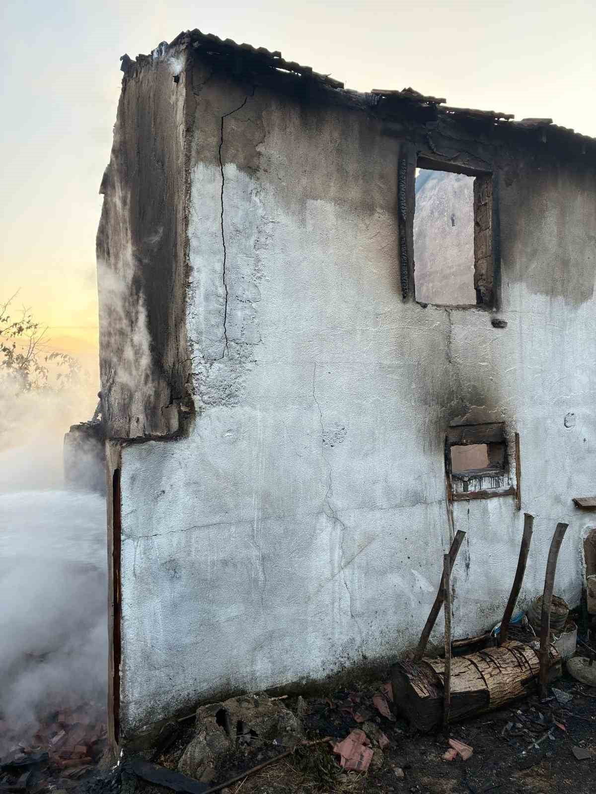 BURSA’NIN İNEGÖL İLÇESİNE BAĞLI KIRSAL KONURLAR MAHALLESİ’NDE BULUNAN BİR BAĞ EVİNDE YANGIN ÇIKTI....