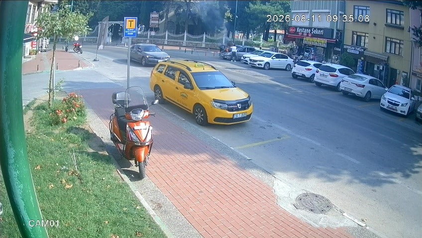 BURSA’NIN OSMANGAZİ İLÇESİ'NDE BİR ARAÇTA YANGIN ÇIKTI. ALEVLERE BÖLGEDE BULUNAN TAKSİ ŞOFÖRLERİ...